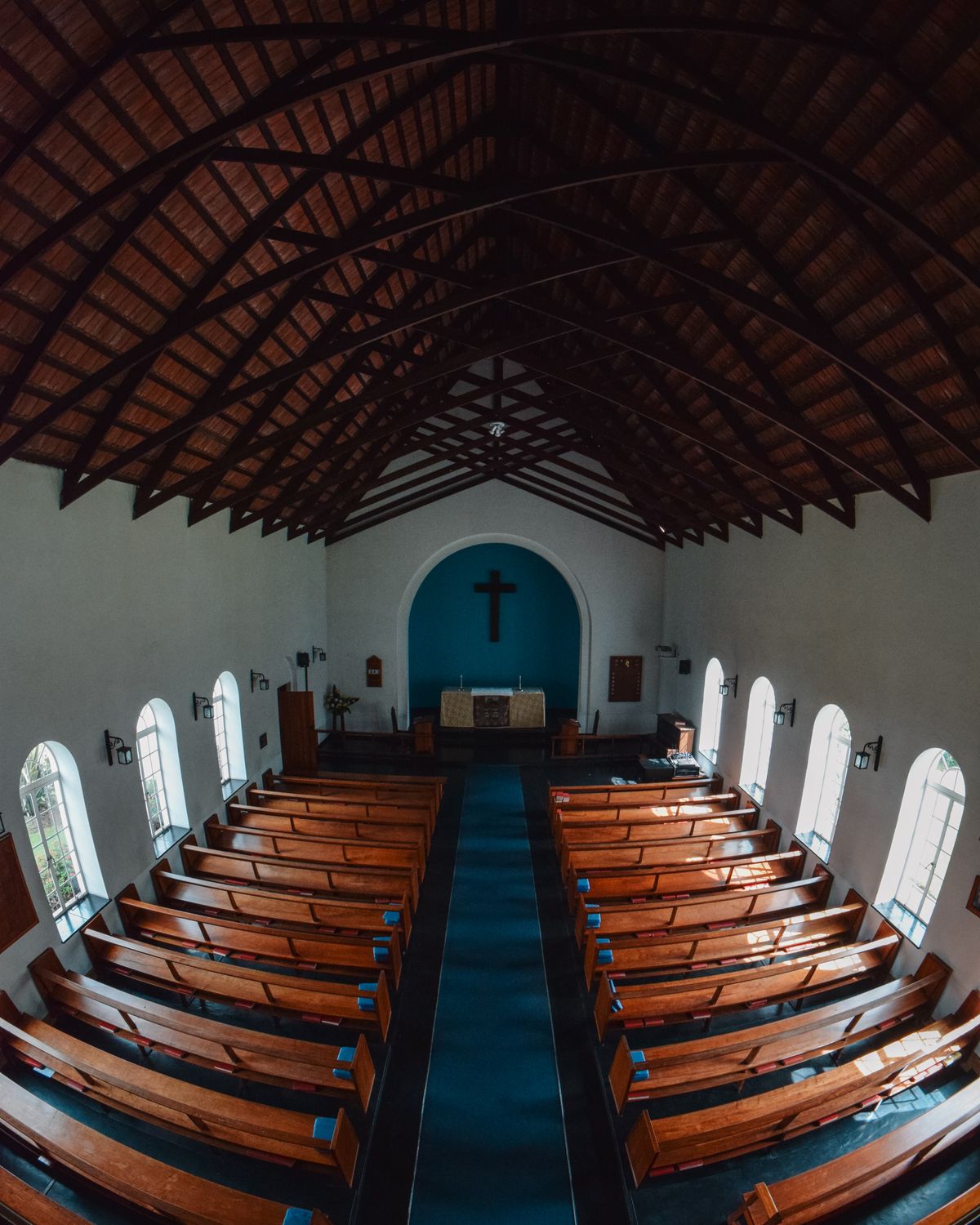 Interior de uma igreja simples